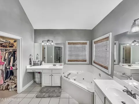 Bath - 426 Old Town Cir, Brandon, MS 39042 photo 2 of 4