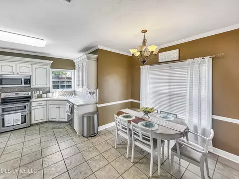 Dining - 426 Old Town Cir, Brandon, MS 39042 photo 1 of 2