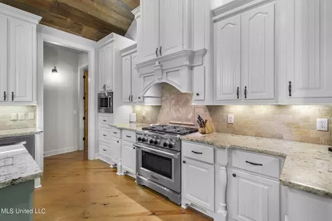 Kitchen - 600 Turquoise Ct, Flowood, MS 39232 photo 4 of 8