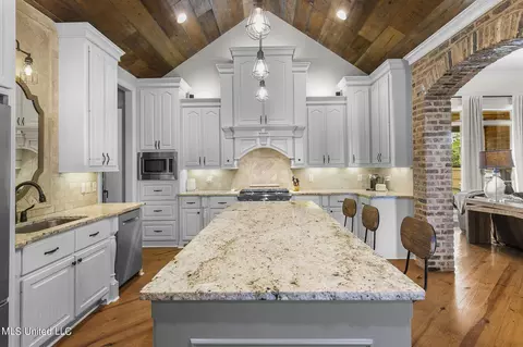 Kitchen - 600 Turquoise Ct, Flowood, MS 39232 photo 2 of 8