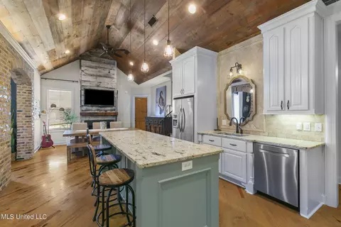 Kitchen - 600 Turquoise Ct, Flowood, MS 39232 photo 5 of 8