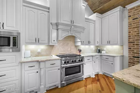 Kitchen - 600 Turquoise Ct, Flowood, MS 39232 photo 7 of 8