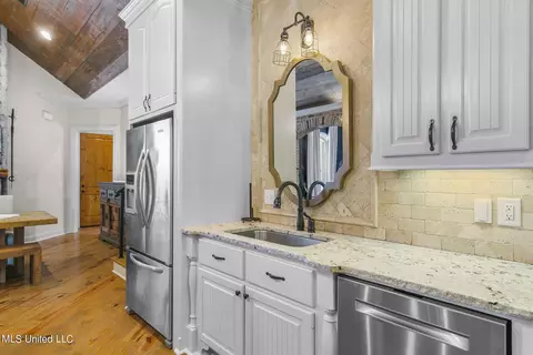 Kitchen - 600 Turquoise Ct, Flowood, MS 39232 photo 6 of 8