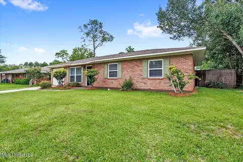 908 Hemlock Rd, Gulfport, MS 39503