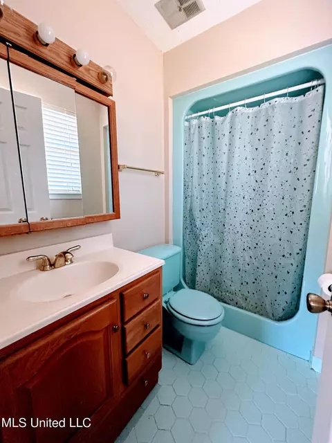 Bath - 4600 Grass Ridge Rd, Moss Point, MS 39562 photo 1 of 2