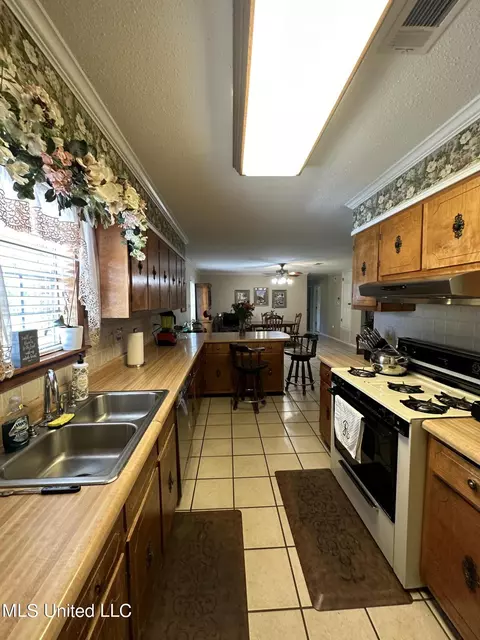 Kitchen - 4600 Grass Ridge Rd, Moss Point, MS 39562 photo 1 of 2