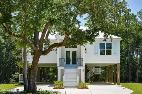 127 Oaks Blvd, Bay Saint Louis, MS 39520