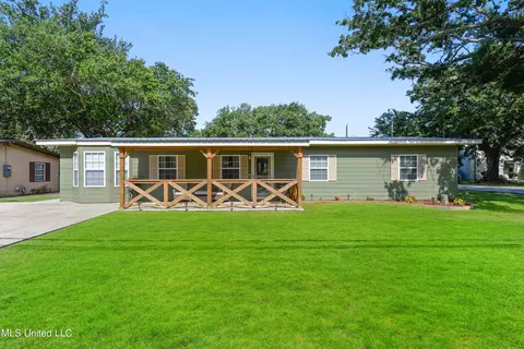 315 Holcomb Blvd, Ocean Springs, MS 39564