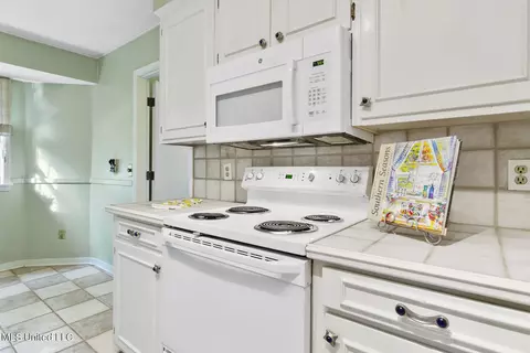 Kitchen - 1383 Riverwood Dr, Jackson, MS 39211 photo 2 of 3