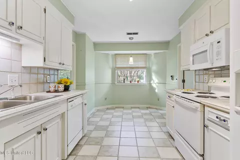 Kitchen - 1383 Riverwood Dr, Jackson, MS 39211 photo 1 of 3
