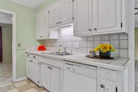 Kitchen - 1383 Riverwood Dr, Jackson, MS 39211 photo 3 of 3