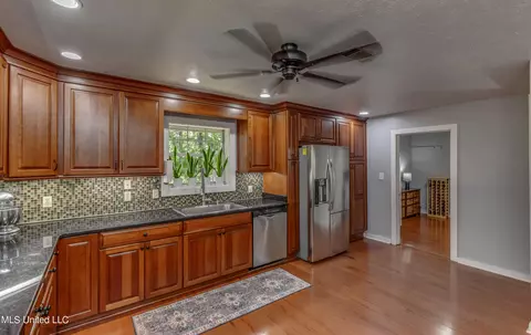 Kitchen - 245 Coon Hunters Rd, Brandon, MS 39042 photo 2 of 7