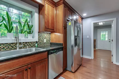 Kitchen - 245 Coon Hunters Rd, Brandon, MS 39042 photo 5 of 7
