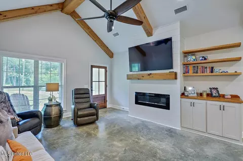 Living - 1492 Dry Creek Rd, Magee, MS 39111 photo 2 of 2