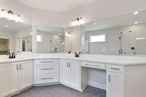 Bath - 14218 Hidden Loop, Byhalia, MS 38611 photo 1 of 6