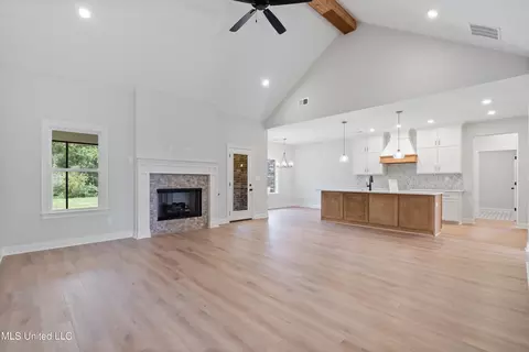 Living - 14218 Hidden Loop, Byhalia, MS 38611 photo 2 of 4