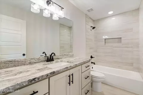 Bath - 14218 Hidden Loop, Byhalia, MS 38611 photo 5 of 6