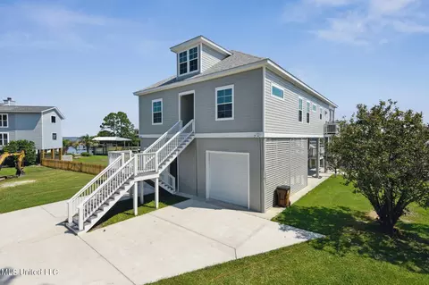 132 Dogwood Ln, Pass Christian, MS 39571