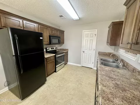 Kitchen - 5673 E Bedford Loop, Southaven, MS 38672 photo 2 of 2