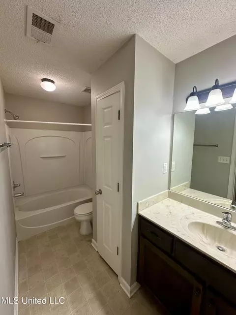 Bath - 5673 E Bedford Loop, Southaven, MS 38672 photo 1 of 2