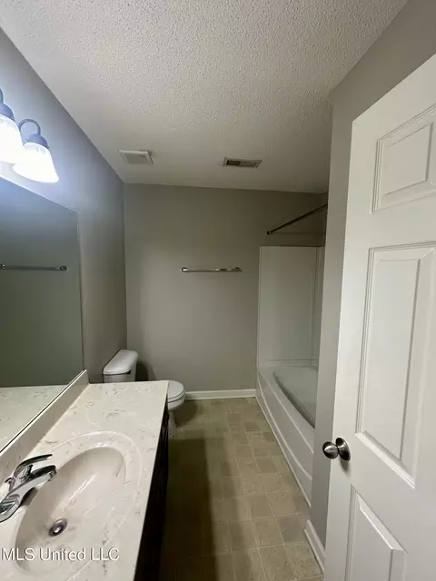 Bath - 5673 E Bedford Loop, Southaven, MS 38672 photo 2 of 2