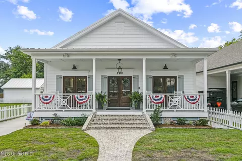 220 Sycamore St, Bay Saint Louis, MS 39520