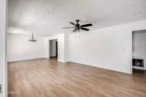 Living - 113 Lakeshore Rd, Jackson, MS 39212 photo 1 of 3