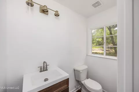 Bath - 113 Lakeshore Rd, Jackson, MS 39212 photo 3 of 3