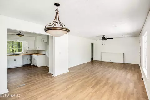 Living - 113 Lakeshore Rd, Jackson, MS 39212 photo 3 of 3