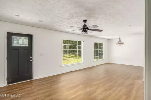 Living - 113 Lakeshore Rd, Jackson, MS 39212 photo 2 of 3