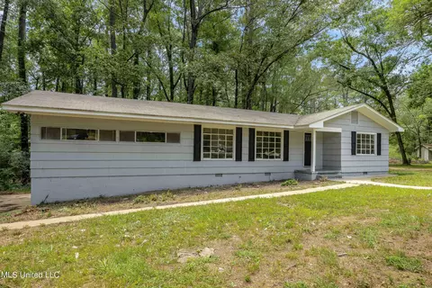 Exterior - 113 Lakeshore Rd, Jackson, MS 39212 photo 1 of 2