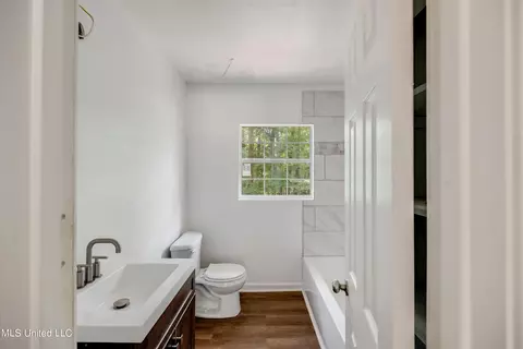 Bath - 113 Lakeshore Rd, Jackson, MS 39212 photo 2 of 3