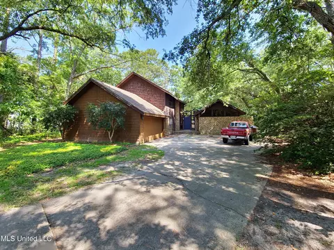 2430 W Shore Dr, Biloxi, MS 39532