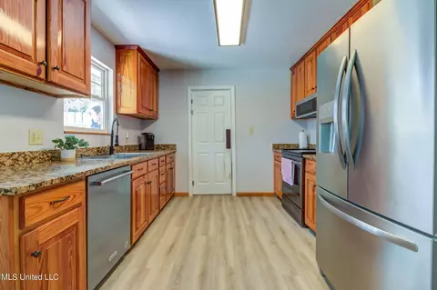 Kitchen - 10552 Hunt Rd, Vancleave, MS 39565 photo 3 of 3