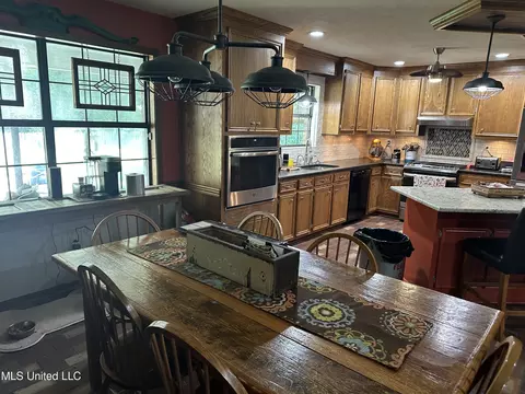 Kitchen - 5169 Terry Rd, Jackson, MS 39212 photo 2 of 4