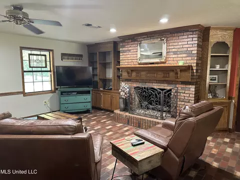 Living - 5169 Terry Rd, Jackson, MS 39212 photo 2 of 2