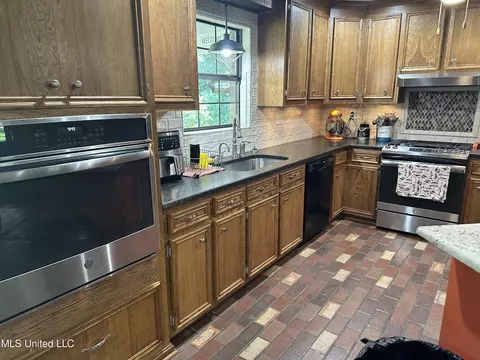 Kitchen - 5169 Terry Rd, Jackson, MS 39212 photo 3 of 4