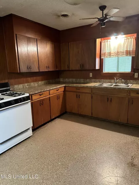 Kitchen - 277 Sun Dr, Jackson, MS 39211 photo 1 of 1