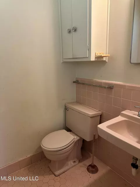 Bath - 277 Sun Dr, Jackson, MS 39211 photo 2 of 2