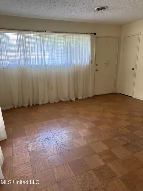 Living - 277 Sun Dr, Jackson, MS 39211 photo 1 of 1