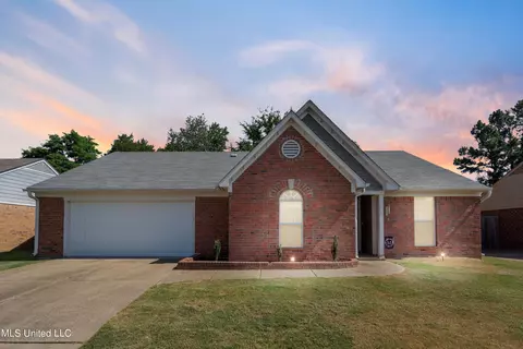 10908 Oak Leaf Dr, Olive Branch, MS 38654