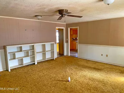 Living - 104 Jeffrey St, Kosciusko, MS 39090 photo 3 of 3