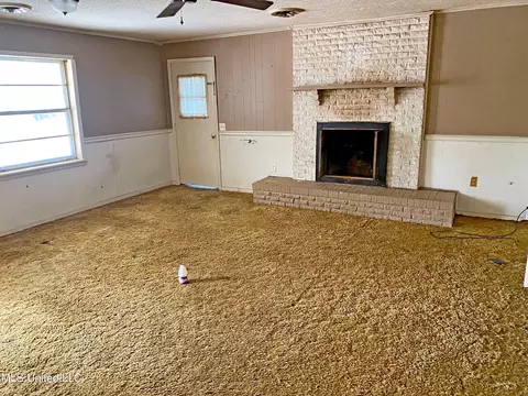 Living - 104 Jeffrey St, Kosciusko, MS 39090 photo 2 of 3