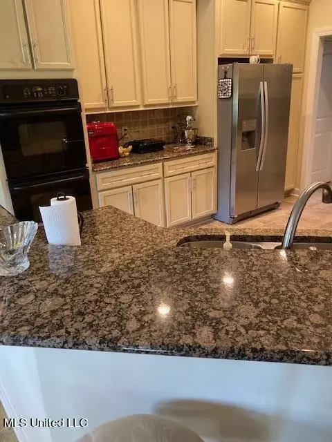 Kitchen - 178 Winter Oaks, Lamar, MS 38642 photo 2 of 3