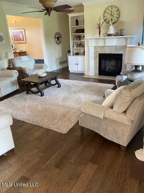 Living - 178 Winter Oaks, Lamar, MS 38642 photo 2 of 3