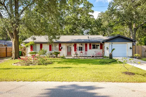 8625 Mermaid Ave, Ocean Springs, MS 39564