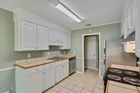 Kitchen - 2128 Thousand Oaks Dr, Jackson, MS 39212 photo 1 of 4