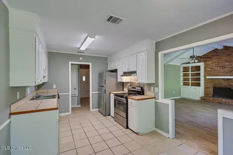 Kitchen - 2128 Thousand Oaks Dr, Jackson, MS 39212 photo 4 of 4