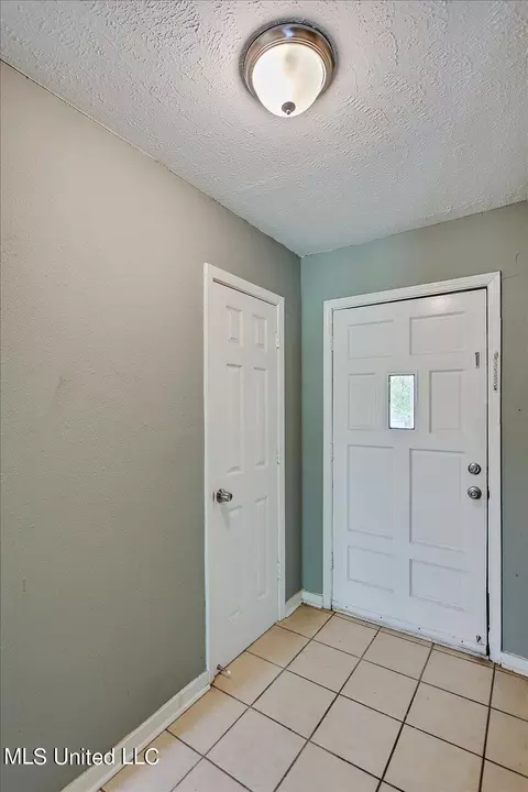 Entry Way - 2128 Thousand Oaks Dr, Jackson, MS 39212 photo 1 of 1