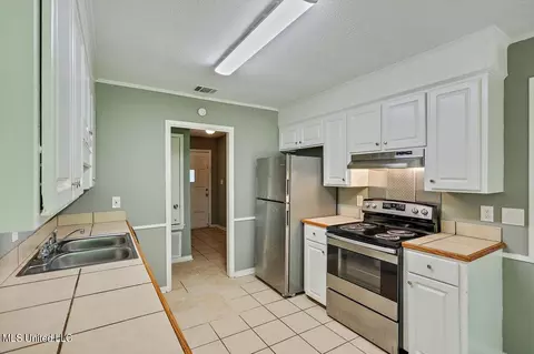 Kitchen - 2128 Thousand Oaks Dr, Jackson, MS 39212 photo 2 of 4